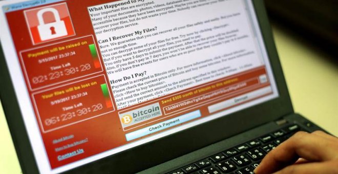 Un programador muestra un ejemplo de un ransomware en un portátil. | EFE