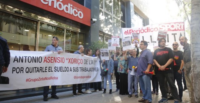 Imagen de los trabajadores en huelga frente a la puerta de El Periódico / TWITTER COMITÉ EL PERIÓDICO