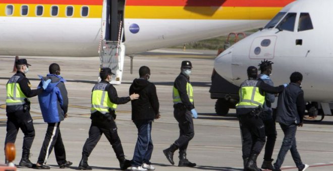 La Policía traslada hasta el avión a un grupo de inmigrantes que va a deportar desde Melilla.- EFE / ARCHIVO