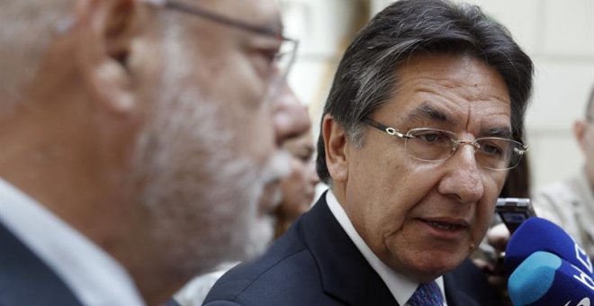 El fiscal general del Estado, José Manuel Maza (i), hace declaraciones, junto a su homólogo de Colombia, Néstor Humberto Martínez, a su llegada a la firma por parte de ambos de un memorándum de entendimiento. EFE/Emilio Naranjo