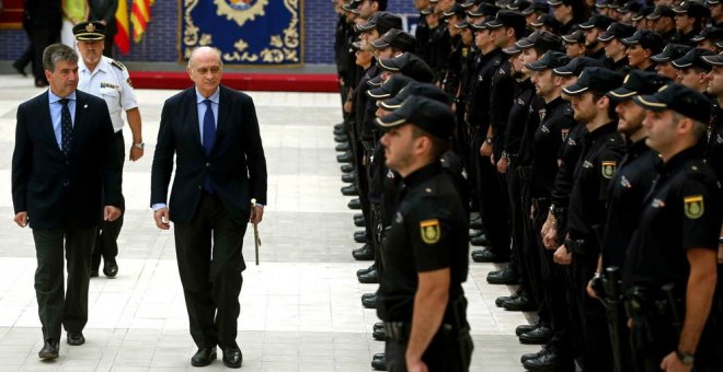 El ex ministro del Interior, Jorge Fernández Díaz (c), y el ex director general de la Policía, Ignacio Cosidó (recolocado por el PP como senador) en un acto de la Policía Nacional. EFE