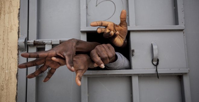 Siete migrantes subsaharianos sacan las manos por la ventana de una celdaen el Centro de Detención de Garabuli, suplicando agua, cigarros, comida y su liberación /Narciso Contreras