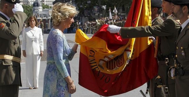 Esperanza Aguirre, con la bandera de España. EFE