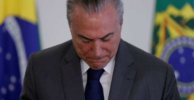 El Presidente de Brasil, Michel Tener, mira hacia abajo en una ceremonia en el palacio de Palalto, en Brasilia /REUTERS