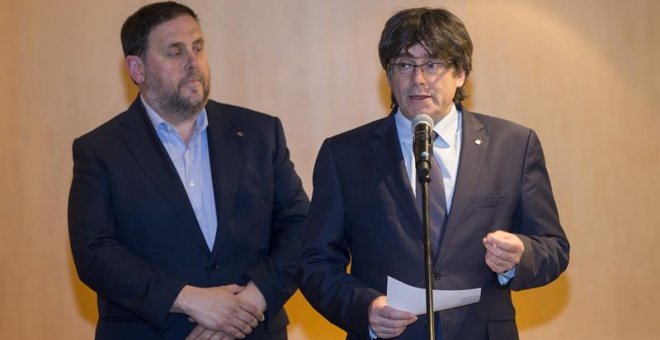 El presidente de la Generalitat, Carles Puigdemont (d), ha comparecido acompañado del vicepresidente catalán, Oriol Junqueras (i) antes de un acto en el Palacio de Congresos de Barcelona, para valorar la invitación de la vicepresidenta del Gobierno, Sora