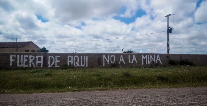 Una pintada contra la mina entre Retortillo y Viallavieja del Yeltes. LUCÍA VILLA