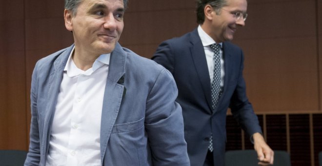 El ministro griego de Finanzas, Euclides Tsakalotos (i), y el presidente del Eurogrupo, Jeroen Dijsselbloem (d), durante la reunión de los ministros de Economía y Finanzas de la eurozona en Bruselas. EFE/Olivier Hoslet