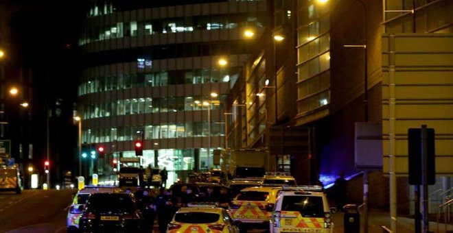 Varios coches de la Policía británica estacionados frente al Manchester Arena. | REUTERS