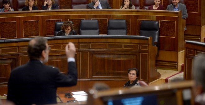 El presidente del Gobierno, Mariano Rajoy, responde a una pregunta del líder de Podemos, Pablo Iglesias, durante una sesión de control en el Pleno del Congreso de los Diputados.