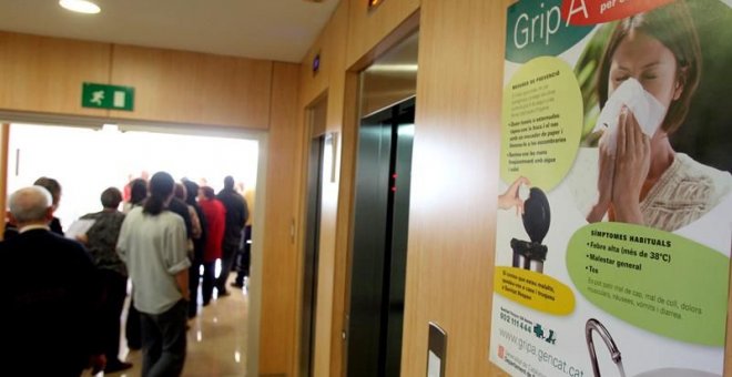 Varias personas en un centro de salud de Barcelona. EFE/Archivo