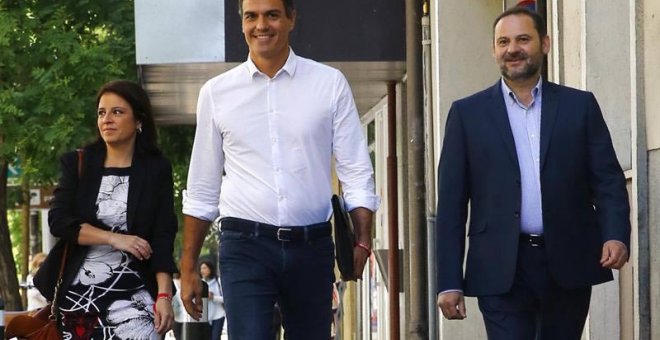 Pedro Sánchez (c), reelegido en primarias como secretario general del PSOE, acompañado por los diputados Adriana Lastra y José Luis Ábalos, a su llegada esta mañana a la sede del partido. |  J.P. GANDUL