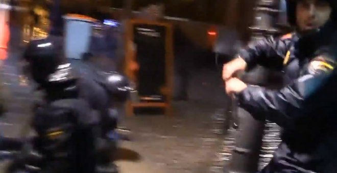 Agentes antidisturbios cargan contra reporteros en el Jaque al Rey de marzo de 2012.- FRAGMENTO VÍDEO COMISIÓN LEGAL SOL