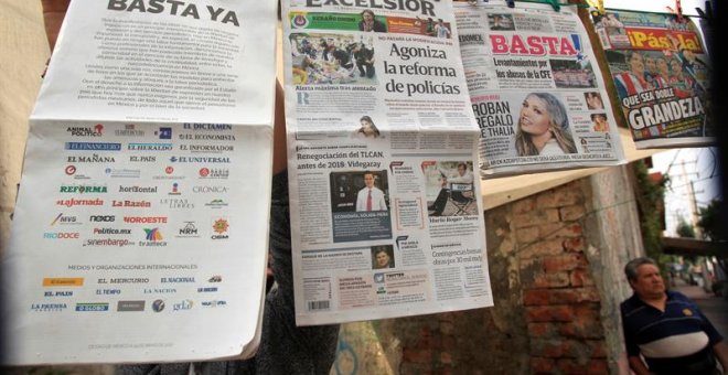 Un vendedor de publicaciones exhibe los periódicos de la mañana de hoy, miércoles 24 de mayo de 2017, en Ciudad de México, donde medios de comunicación nacionales e internacionales se pronunciaron en torno a las agresiones de periodistas en México. EFE/Ma