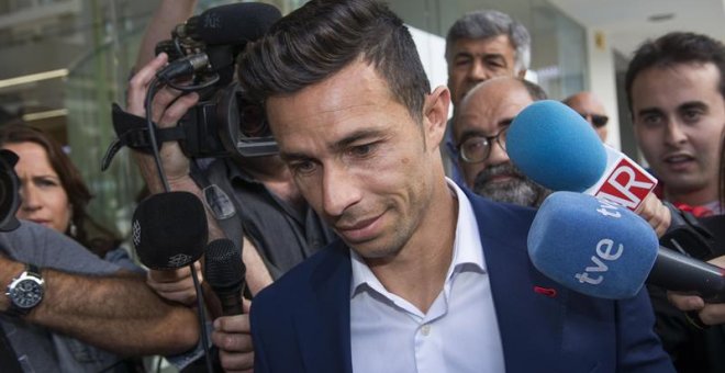 El futbolista del Betis Raúl Castro a su llegada al juzgado de Sevilla / EFE