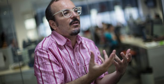 Bernardo Gutiérrez, autor de 'Pasado Mañana', durante la entrevista con Público. JAIRO VARGAS