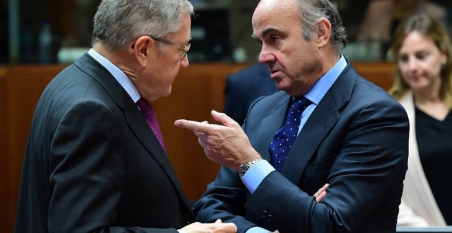 El director del Mecanismo de Estabilidad Europeo (MEDE),  Klaus Regling, conversa con el ministro de Economía, Luis de Guindos, antes del comienzo de una reunión de Ecofin en  Bruselas. AFP/Emmanuel Dunand