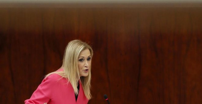 La presidenta de la Comunidad de Madrid, Cristina Cifuentes, durante su intervención en el pleno celebrado este viernes en la Asamblea de Madrid. EFE/Mariscal