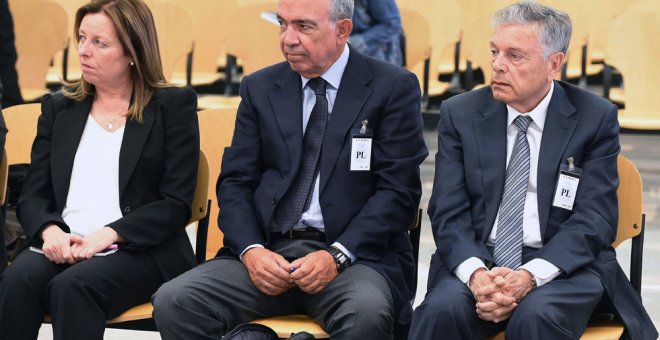 El expresidente de la Caja de Ahorros del Mediterráneo (CAM) Modesto Crespo (d), y los ex directores generales, Roberto López Abad (c) y María Dolores Amorós (i), en el banquillo de los asusados en el juicio por la quiebra de la entidad financiera en la A