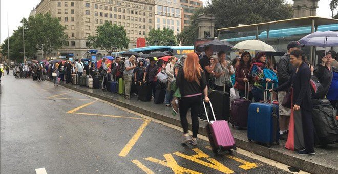 Una parada de taxi de Barcelona, sin ningún taxi ante la huelga de del sector contra la actividad de Uber y Cabify.