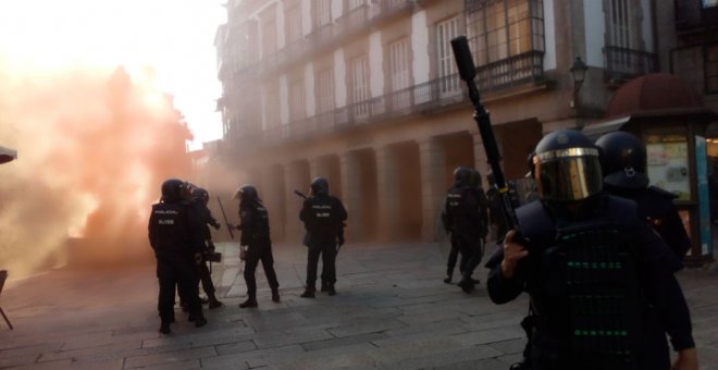 La Policía carga contra las personas que protestaban contra el desalojo de un centro cultural en Santiago de Compostela