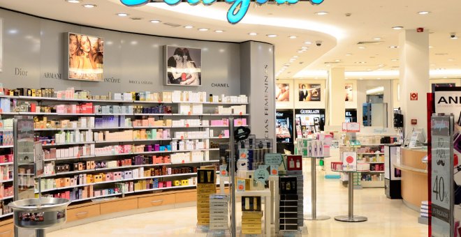 Una tienda de las perfumerías Douglas, en un centro comercial de A Coruña.