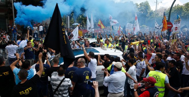 Taxistas en la Plaza de Neptuno de Madrid, muy próxima al Congreso de los Diputados, en su manifestación contra la actividad de Uber y Cabify. REUTERS/Paul Hanna