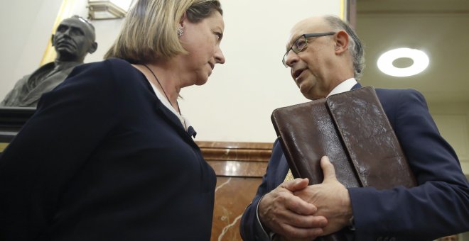 La diputada de Coalición Canaria, Ana Oramas, conversa con el ministro de Hacienda, Cristóbal Montoro, en los pasillos del Congreso, durante el debate de los Presupuestos del Estado para 2017. EFE/Kiko Huesca