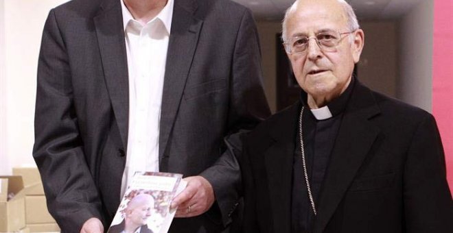 A la derecha, el cardenal Ricardo Blázquez, durante la presentación de un libro junto al autor. | EFE