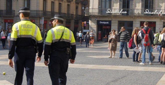 Guardias urbanos paseando por Barcelona.