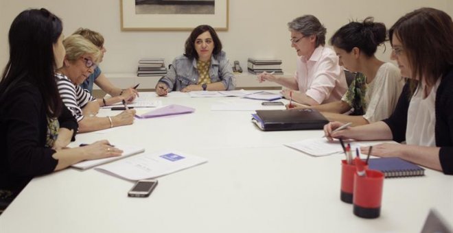 La delegada de Políticas de Género y Diversidad, Celia Mayer (c), preside el primer comité de crisis por la muerte de una mujer asesinada por violencia machista, hoy en el Ayuntamiento de Madrid. EFE/Luis Millán