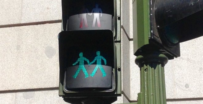 Uno de los semáforos con parejas LGTBI instalados. TWITTER DE AHORA MADRID