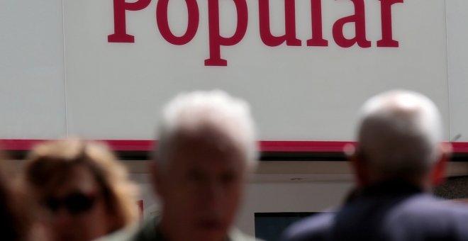 Varios peatones frente a una sucursal del Banco Popular en Madrid. REUTERS/Andrea Comas