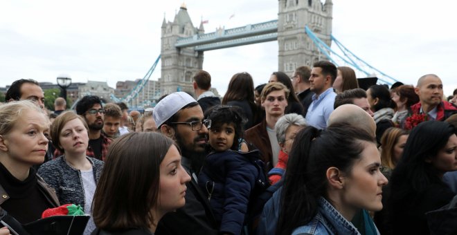 Vigilia en honor de las víctimas del atentado en el Puente de Londres y el Borough Market, en la capital británica, en el Potters Field Park, este lunes. REUTERS/Marko Djurica