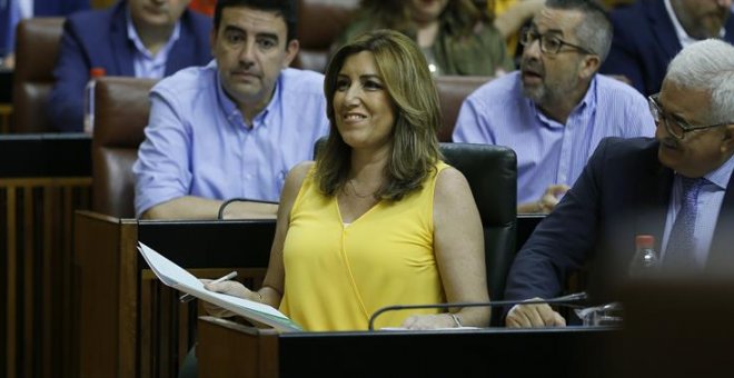 La presidenta de la Junta de Andalucía, Susana Díaz, junto al vicepresidente Manuel Jiménez Barrios, en su escaño momentos antes de comparecer en el pleno del Parlamento autonómico para informar sobre la situación política de la comunidad, una iniciativa