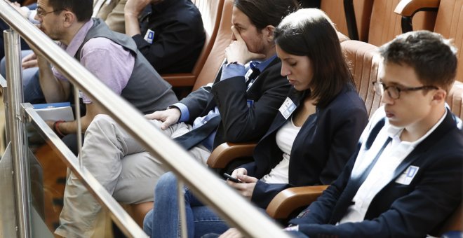 El líder de Podemos, Pablo Iglesias, y la portavoz en el Congreso, Irene Montero, el secretario de Análisis Estratégico y Cambio Político, Íñigo Errejón, y el politólogo Juan Carlos Monedero, han asistido como invitados al Pleno de la Asamblea de Madrid q