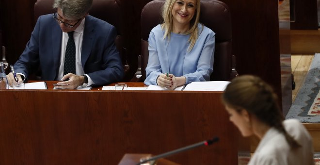 La presidenta de la Comunidad de Madrid, Cristina Cifuentes, junto a su portavoz y consejero de Presidencia y Justicia, Ángel Garrido, escucha la intervención de la portavoz de Podemos en el Parlamento regional, Lorena Ruiz-Huerta, durante el Pleno de la