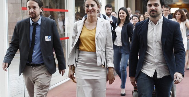 El líder de Podemos, Pablo Iglesias, la portavoz de Podemos en la Asamblea de Madrid, Lorena Ruiz-Huerta, y el secretario general de Podemos en la Comunidad de Madrid, Ramón Espinar, a su llegada al Pleno de la Asamblea de Madrid que debatirá y votará la