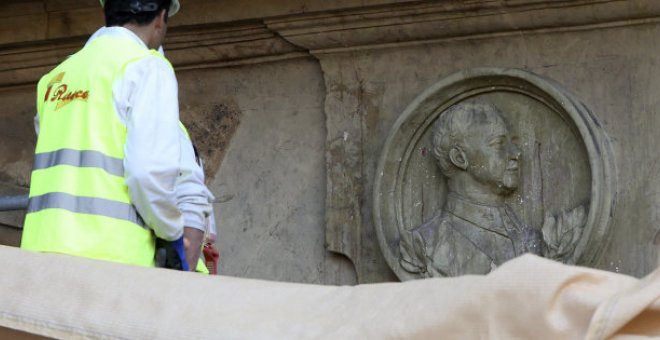 Salamanca retira el medallón de Franco de la Plaza Mayor. EFE