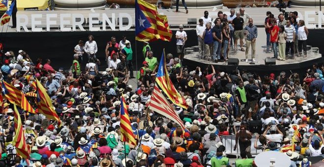 El exentrenador del Barça Pep Guardiola lee el manifiesto de un acto con el lema "Referéndum es democracia" convocado por la ANC, Ómnium Cultural y la AMI, donde el mundo soberanista se ha dado citado hoy en Montjuic. EFE/Marta Pérez