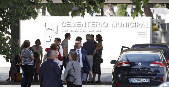 Familiares del español Ignacio Echeverría llegan al tanatorio de Las Rozas. EFE/Javier López