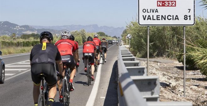 Un grupo de ciclistas circula por la N-332, próximo al punto donde hoy un conductor, que ha dado positivo en drogas, ha originado un accidente de tráfico en el que ha fallecido un ciclista / EFE