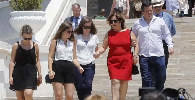 La madre de Ignacio Echeverría, el joven asesinado en los atentados de Londres, a su salida del funeral celebrado en su memoria, hoy en la Parroquia del Corpus Christi de Las Rozas. EFE/Juan Carlos Hidalgo