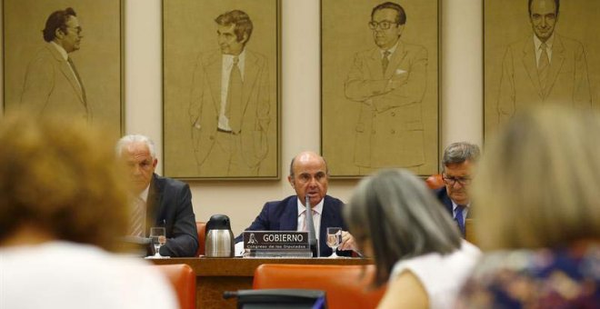 El ministro de Economía, Luis de Guindos, durante comparecencia a petición propia ante la Comisión de Economía del Congreso para defender la intervención europea del Banco Popular. | J.P. GANDUL (EFE)