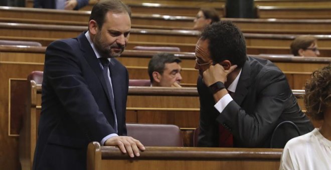 El portavoz parlamentario socialista, José Luis Ábalos (i), conversa con el diputado socialista y dimitido portavoz, Antonio Hernando (d), momentos antes del inicio de la segunda jornada del debate de la moción de censura  EFE/Ballesteros