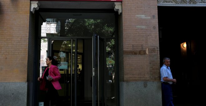 Una mujer sale de una oficina del Banco Popular en Madrid. REUTERS/Juan Medina