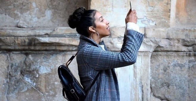 Joven sacando una foto con su teléfono móvil /EUROPA PRESS