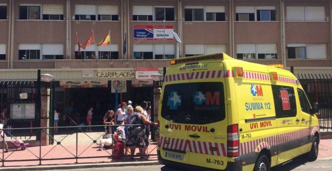 Una UVI móvil del SUMMA, frente al colegio Iplacea de Alcalá de Henares, este miércoles.