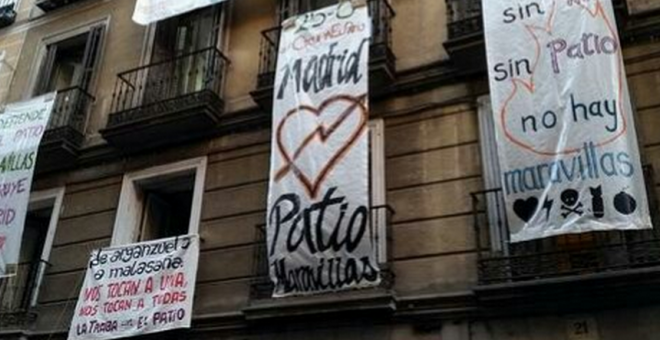 Celebración en la puerta del antiguo edificio del Patio Maravillas por la absolución de los acusados de un delito de usurpación.- PATIO MARAVILLAS