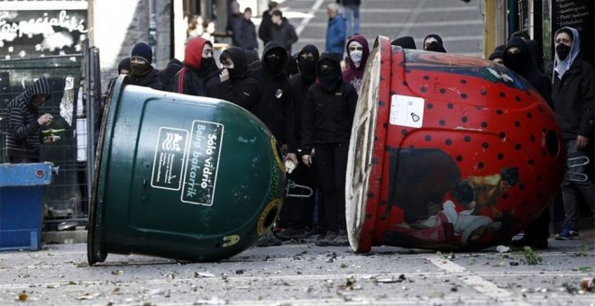 Barricada con contenedores en Pamplona. 11M de 2017 | EFE