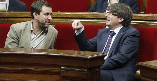 El presidente de la Generalitat, Carles Puigdemont, junto al conseller de Salud, Toni Comín (izquierda) en el Parlament de Catalunya. | ANDREU DALMAU (EFE)